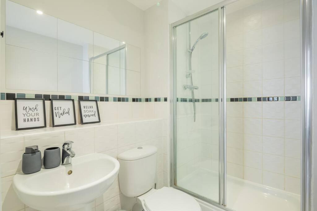 Executive 2Br Apartment Next To Station + Parking CBG Exteriör bild
