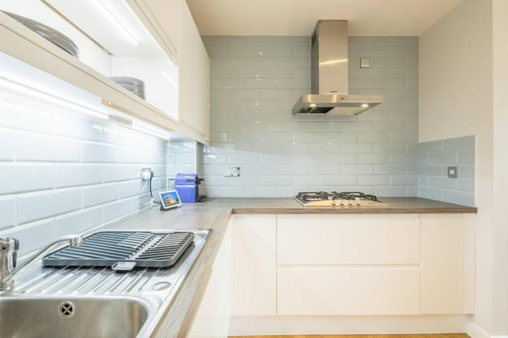 Executive 2Br Apartment Next To Station + Parking CBG Exteriör bild